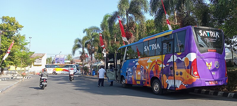 File:Bus SATRIA dan AKDP PO Bagong di TPB Terminal Tamanan (5 September 2023).jpg