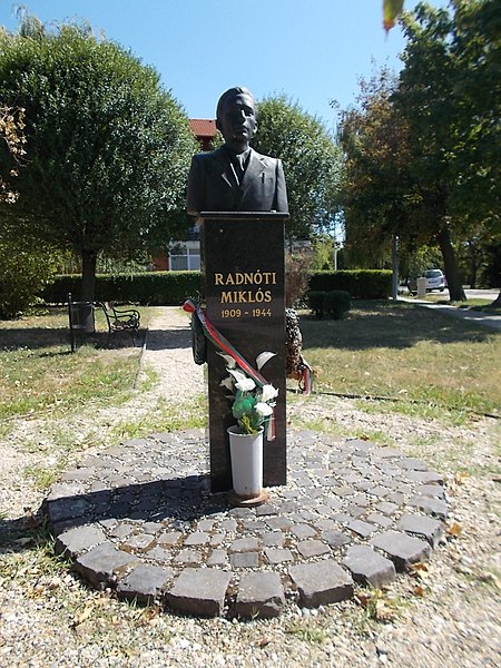 File:Bust of Miklós Radnóti by György Turi, 2017 Mosonmagyaróvár.jpg