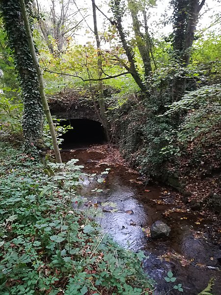 File:Canalisation ruisseau de Villencourt.jpg