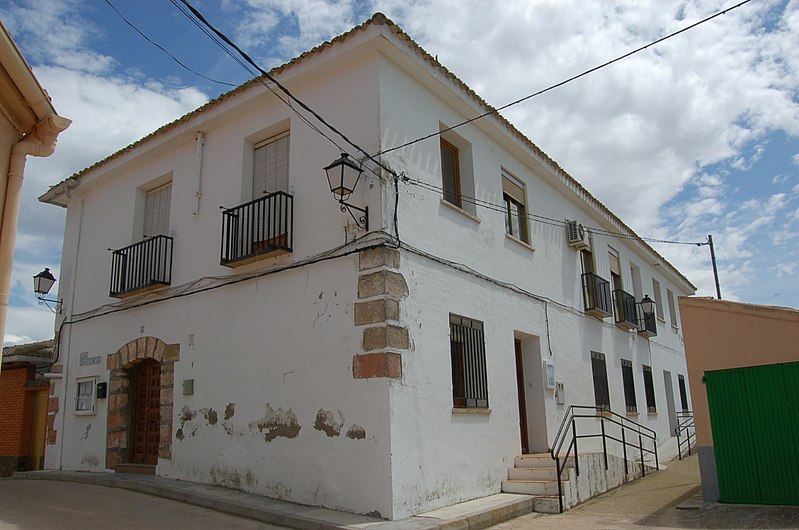 File:Casa consistorial Belmontejo.jpg