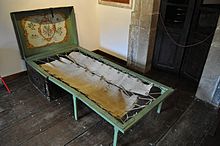 A 1700s chest-hideabed in the Casona de Tudanca [es], with lashings to retension it Casona de Tudanca (20).jpg