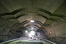 Gegoten gewapend beton zonder afwerking.  Забетонированный свод станции Лесопарковая без отделки.jpg