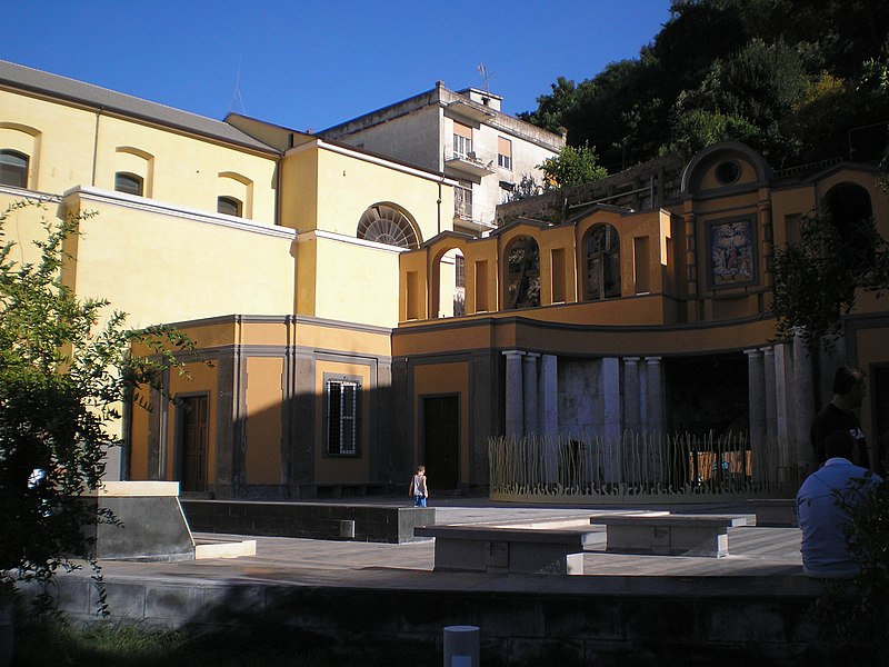 File:Castellammare piazza Raffaele Viviani (foto di Peppe Pepe di Angri) - panoramio - Giuseppe Pepe.jpg