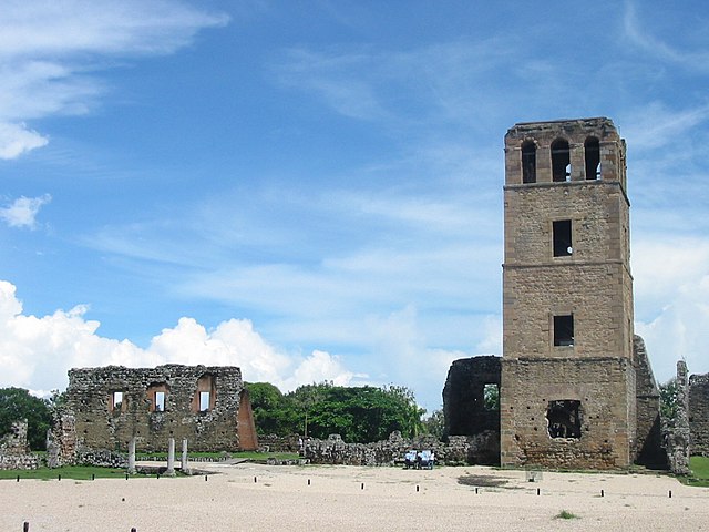 パナマ・ビエホの象徴的建物大聖堂（左）と鐘楼跡