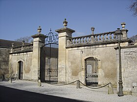 Château de Bény-sur-Mer makalesinin açıklayıcı görüntüsü