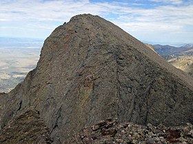 Pohled na vrchol ze svahů Kit Carson Peak.