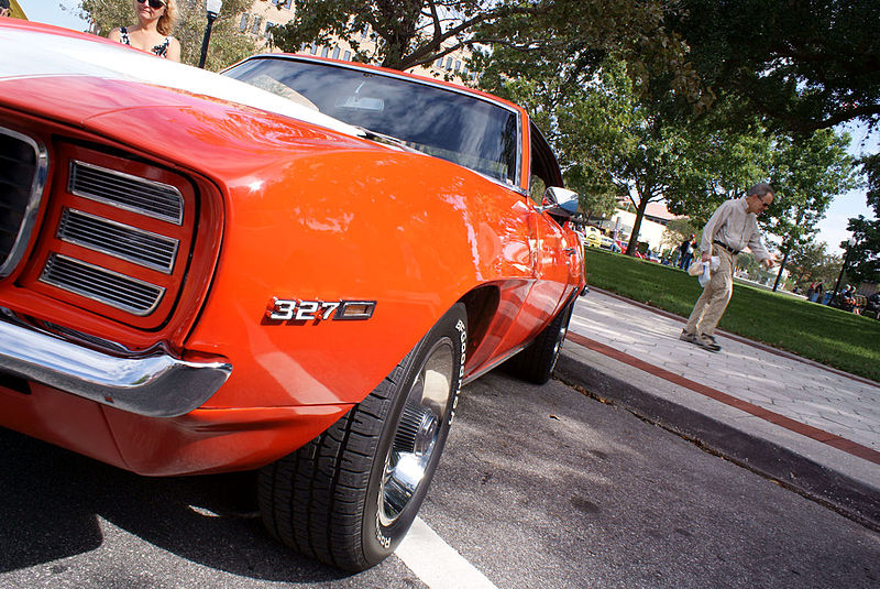 File:Chevrolet Camaro 1969 RS 327 DownLFront LakeMirrorClassic 17Oct09 (14620601463).jpg