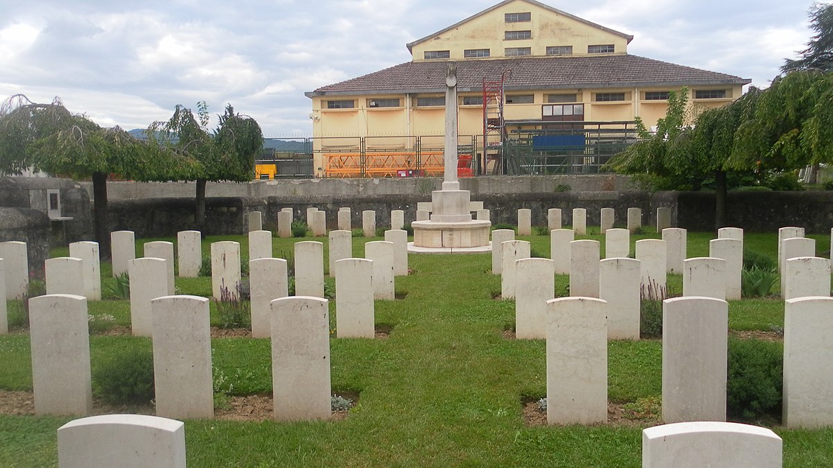 Кладбище на английском. Современи кладбища Италии. Cimitero di Collecchio Италия кладбище. Русское кладбище в Италии.