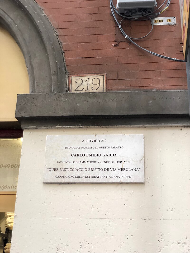 https://upload.wikimedia.org/wikipedia/commons/thumb/0/02/Civico_219_in_via_Merulana_a_Roma.jpg/800px-Civico_219_in_via_Merulana_a_Roma.jpg