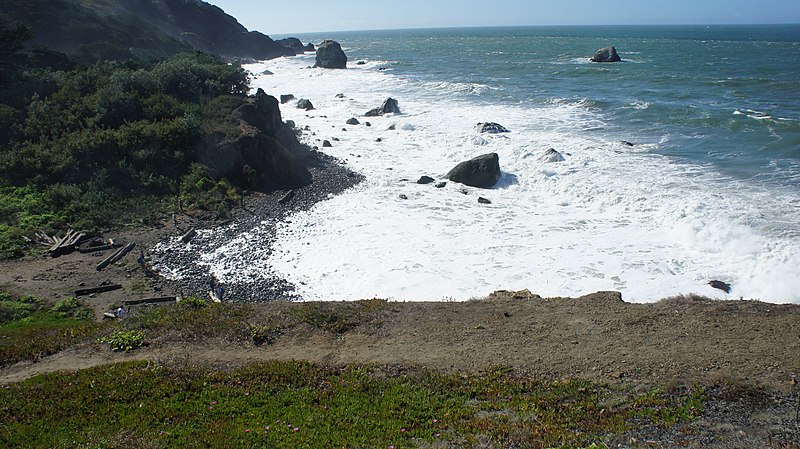 File:Cliff overlooking beach by Eagle point labyrinth - panoramio.jpg