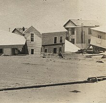 Maisons ébouriffées et inégales au sommet d'une couche de sable