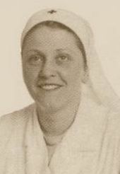 photo de jeune femme souriante, en costume blanc d'infirmière