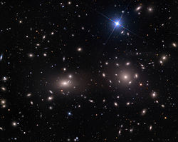 Coman galaksijoukko. NGC 4889 on kirkas galaksi vasemmalla.