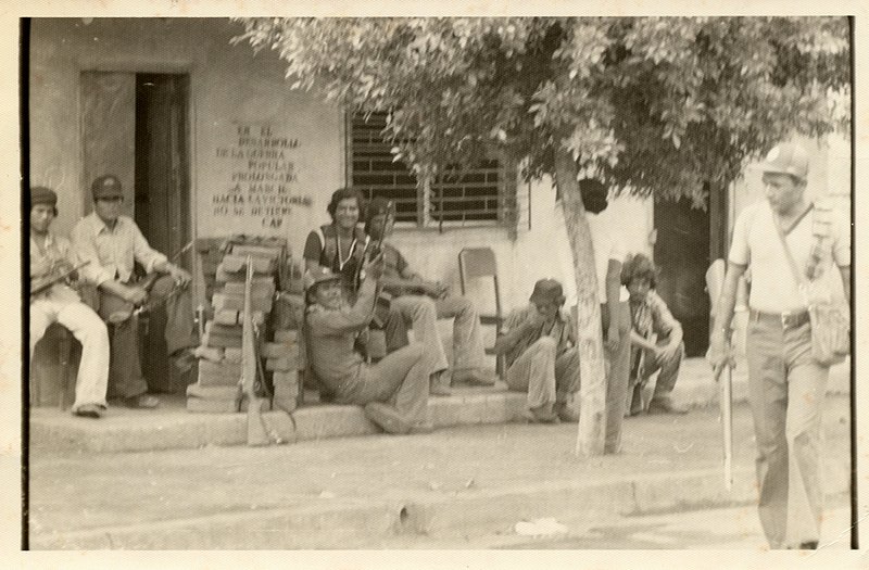 File:Combatientes descansando.jpg