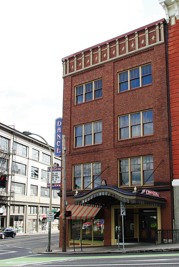 The Crystal Ballroom music venue in Portland, Oregon. One of Smith's performances here in December 2001 drew concern from a reviewer.