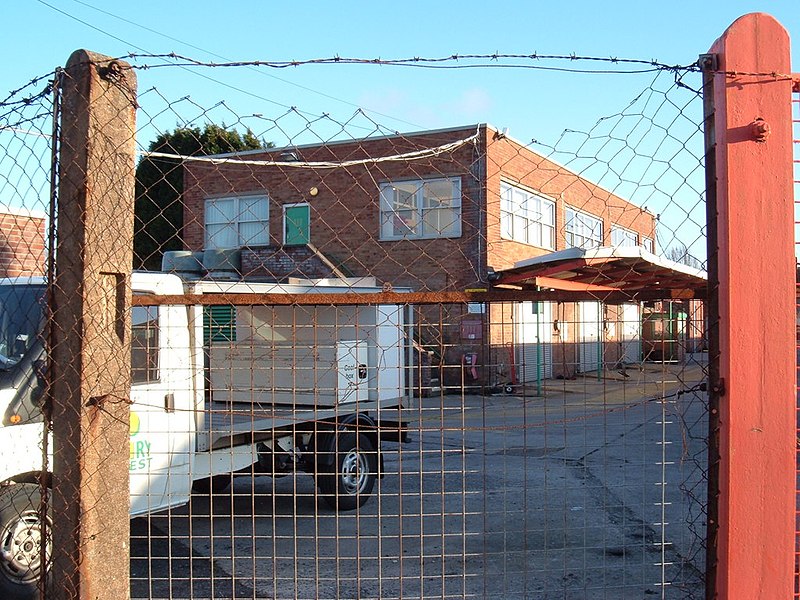 File:Dairy Crest milk depot - geograph.org.uk - 1720552.jpg