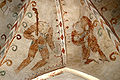 Det vestlige hvælvfag i skibet med kalkmalerier af to blemmya, der symboliserer hhv. gerrighed og fråseri, to af de syv katolske dødssynder.