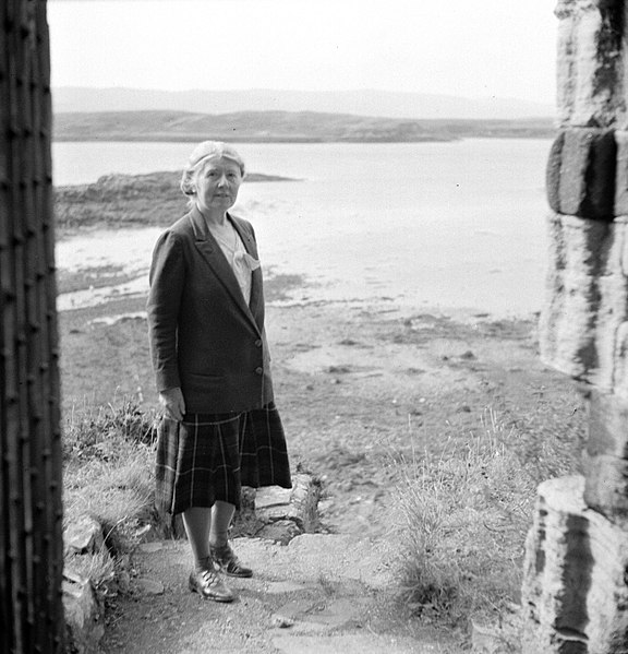 File:Dame Flora MacLeod of MacLeod op Dunvegan Castle, een kasteel dat toebehoort aan, Bestanddeelnr 252-0173.jpg