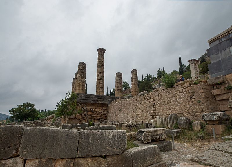 File:Delphi, Apollon-Tempel von unten 2015-09.jpg