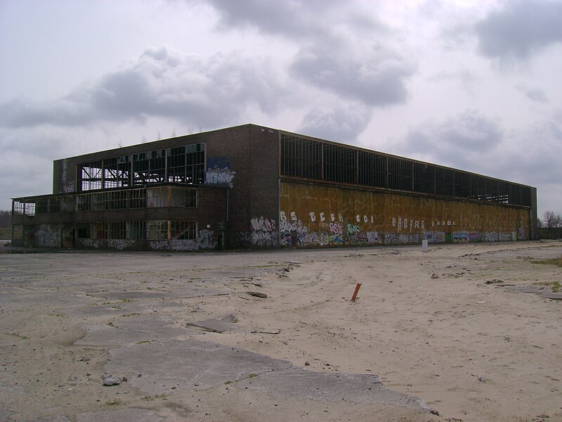 File:Denkmalgeschützte Halle der ehemaligen Heinkel-Werke Oranienburg.JPG