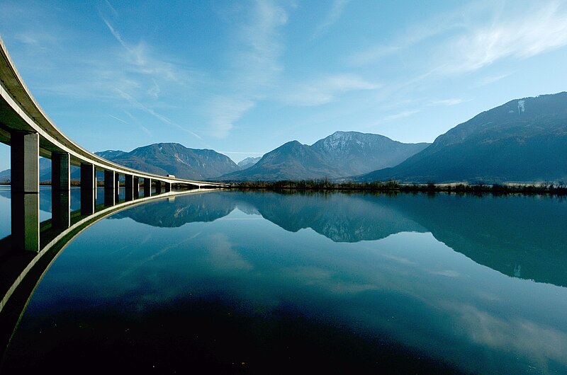 File:Drau Ferlacher Stausee mit Strassenbrücke Matzen Halouz und Singerberg 24012008 76.jpg