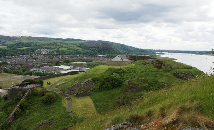 De top The Beak gezien vanaf de White Tower Crag. Links is de Duke of Argyll's Battery te zien; het witte gebouw in het midden is het kruitmagazijn.