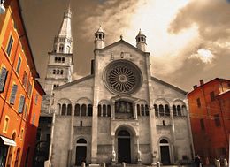 Façade du Duomo avec rosace.jpg