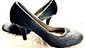 حذاء نسائي بكعب عالٍ مع فرو أسود مِن الفقمة القيثارية، بواسطة نيكول كامفوغ 2021.