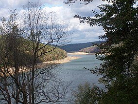 Elk State Park.jpg мекен-жайындағы Шығыс филиалы Кларион өзенінің көлі