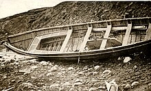 Lifeboat from the Iolaire Een van de reddingsboten van de vergane 'Iolaire' is tegen de rotsen geslagen, SFA022806673.jpg