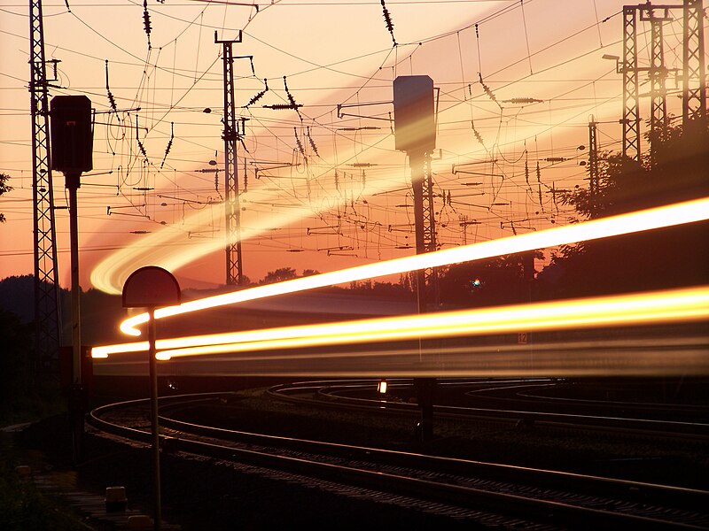 File:Eilenburg Bahnhof Zugeinfahrt in der Abendaemmerung.jpg