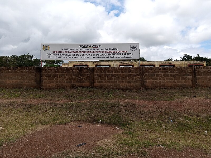 File:Enseigne du centre de sauvegarde de l'enfance et de l'adolescence de Parakou au Bénin.jpg