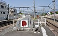 ホームの「日本最古の日の丸のあるまち」碑（2018年5月）