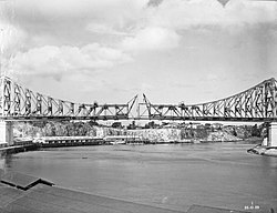 Construction of Story Bridge, 25 October 1939 Erection of Story Bridge, Brisbane (1939).jpg