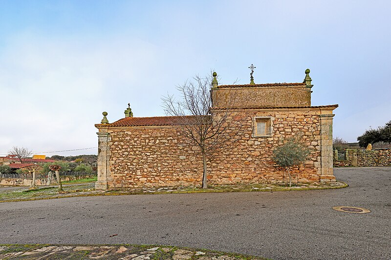 File:Ermita del Santo Cristo en Bermellar lateral.jpg