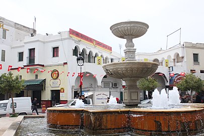 Sitz der Espérance Sportive de Tunis und Springbrunnen vom Bab Souika.