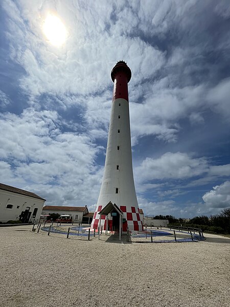 File:Extérieur phare de la coudre.jpg