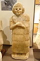 Statue d'un personnage féminin en posture d'orant, Khafadje, Musée de l'Oriental Institute de Chicago.