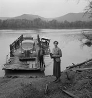 Trajekt se připravuje k převozu přes neznámou řeku v Tennessee, stojící žena je Annemarie Schwarzenbach, asi 1937