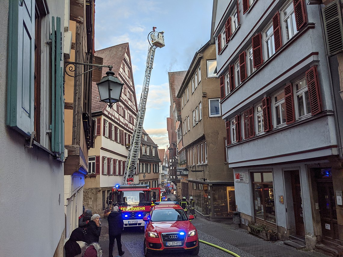 Feuerwehr-Einsatz bei Dachstuhlbrand in der Kronenstraße in Tübingen am 21.12.2019 - 083.jpg