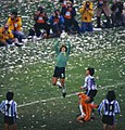 Argentinië-keeper Ubaldo Fillol plukt een bal uit de lucht.