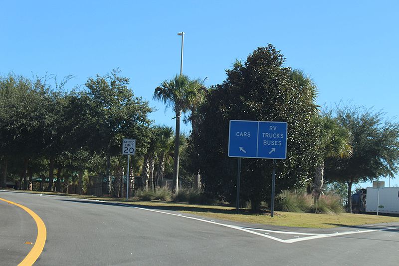 File:Florida I10wb rest area 30041 cars or buses.jpg