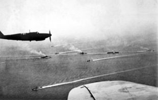 Королівський військово-морський флот під час битви біля мису Матапан, 25 березня 1941. Ліворуч британський винищувач Fairey Fulmar зі складу палубної авіації авіаносця «Фомідебл» (праворуч, внизу)
