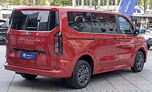 Ford Tourneo Custom (2023) - right rear view