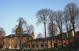 Le bâtiment des hôtes de l'ancienne abbaye de Forest en 2006, située à Forest dans la région de Bruxelles-Capitale, avec derrière le clocher de l'église Saint-Denis.