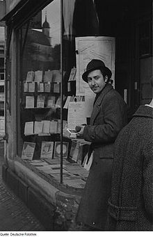 À la devanture d'une librairie en 1947 à Tharandt, en Zone d'occupation soviétique en Allemagne.