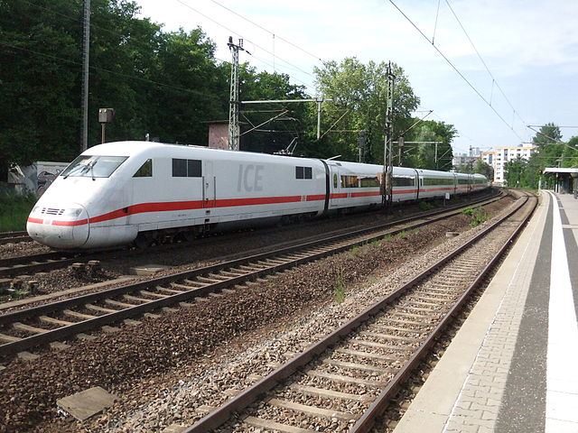 ICE 1 on the connecting curve from the Main Railway in Frankfurt-Louisa station