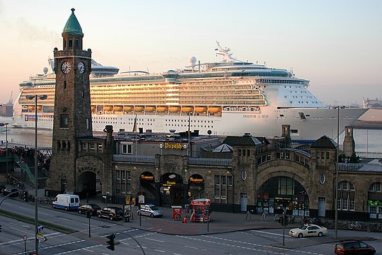 St. Pauli Piers and cruise ship