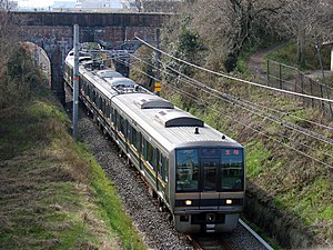 207系電車による快速列車 （同志社前駅 - 京田辺駅間）