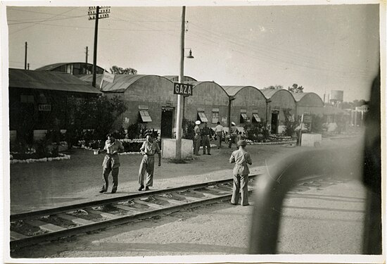 חיילים בריטים בתחנת הרכבת עזה בשנת 1945, ברקע מבנה קנטינה של N.A.A.F.I